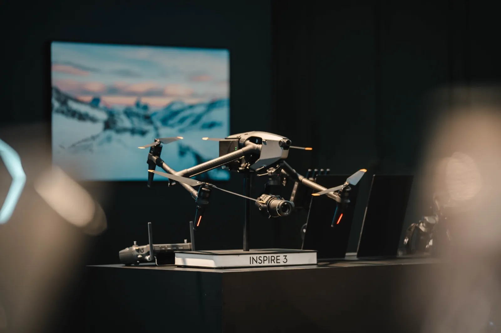 Eine DJI Inspire 3 Drohne wird auf einem Ausstellungsstand präsentiert — DJI auf der IFA Berlin