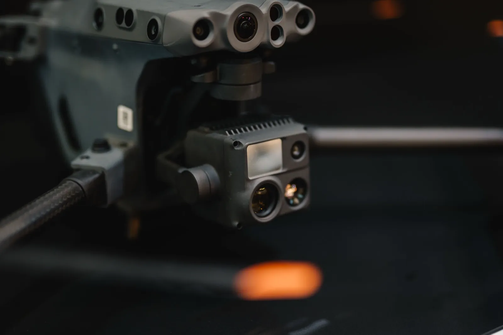 Nahaufnahme der Kamera und Sensoren einer professionellen Drohne — DJI auf der IFA Berlin