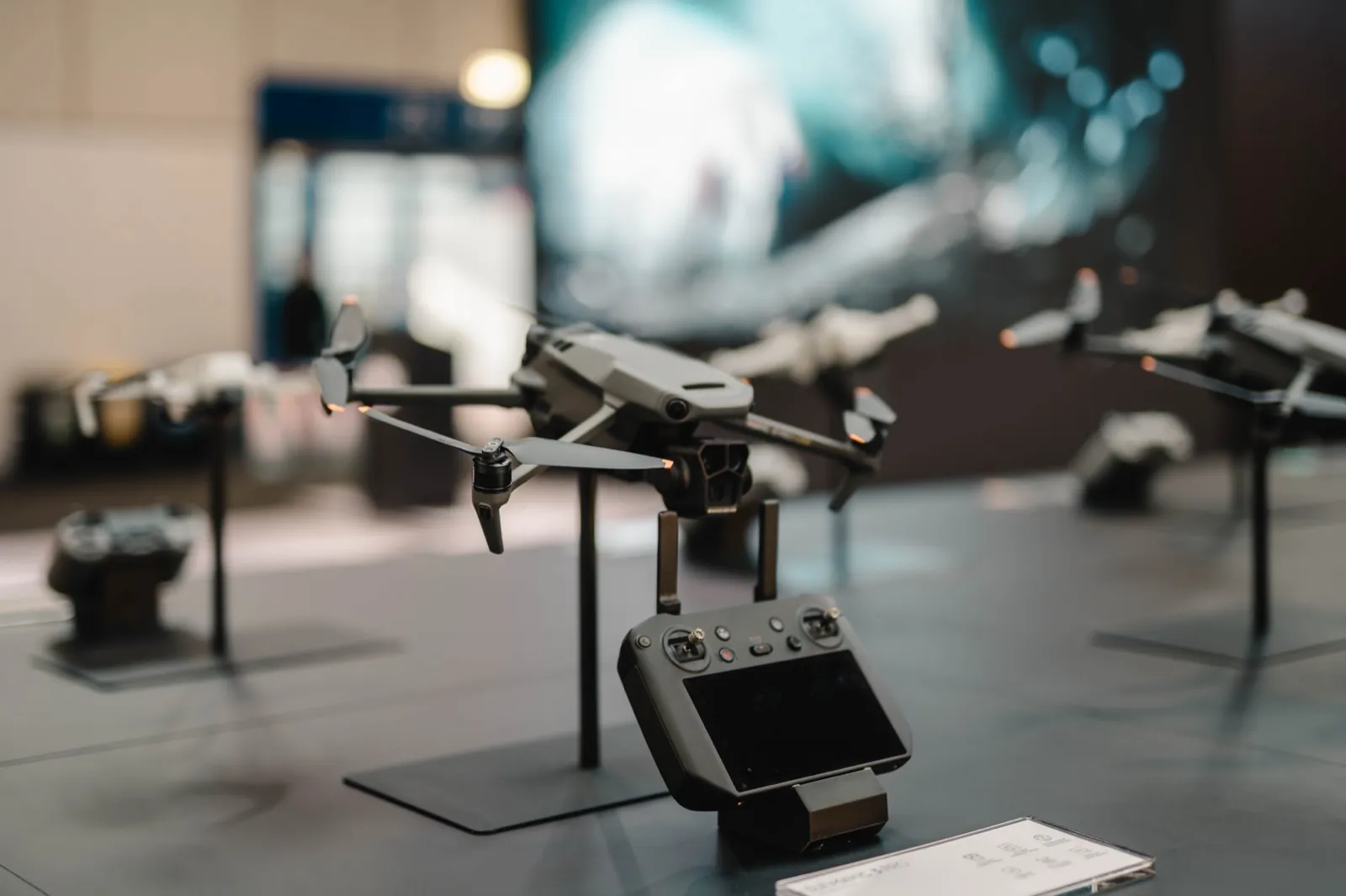 Eine Drohne mit Fernsteuerung auf einem Ausstellungsständer in einem Verkaufsraum — DJI auf der IFA Berlin
