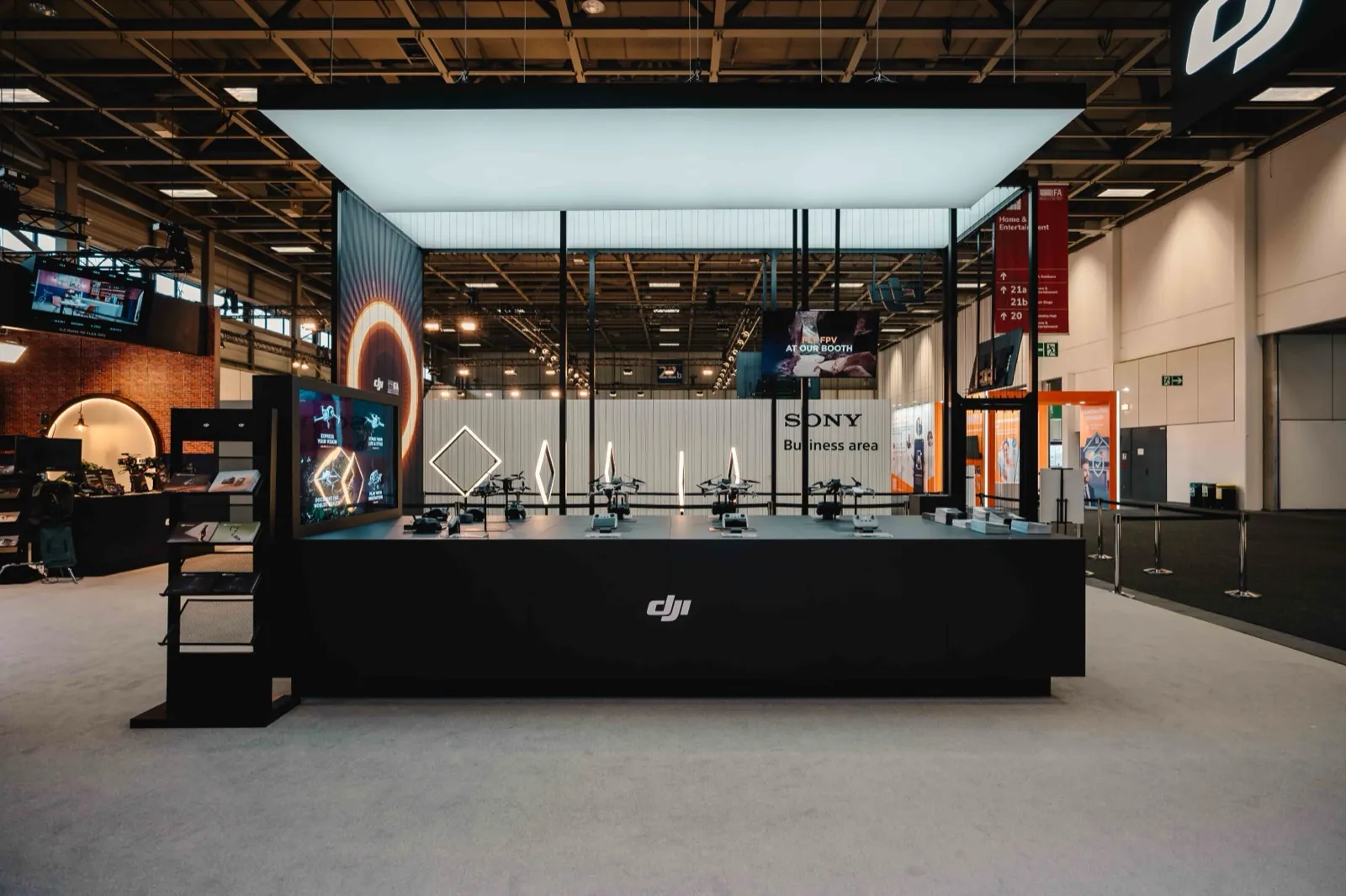 Ein moderner DJI-Messestand auf einer Messe mit ausgestellten Drohnen und Bildschirmen — DJI auf der IFA Berlin
