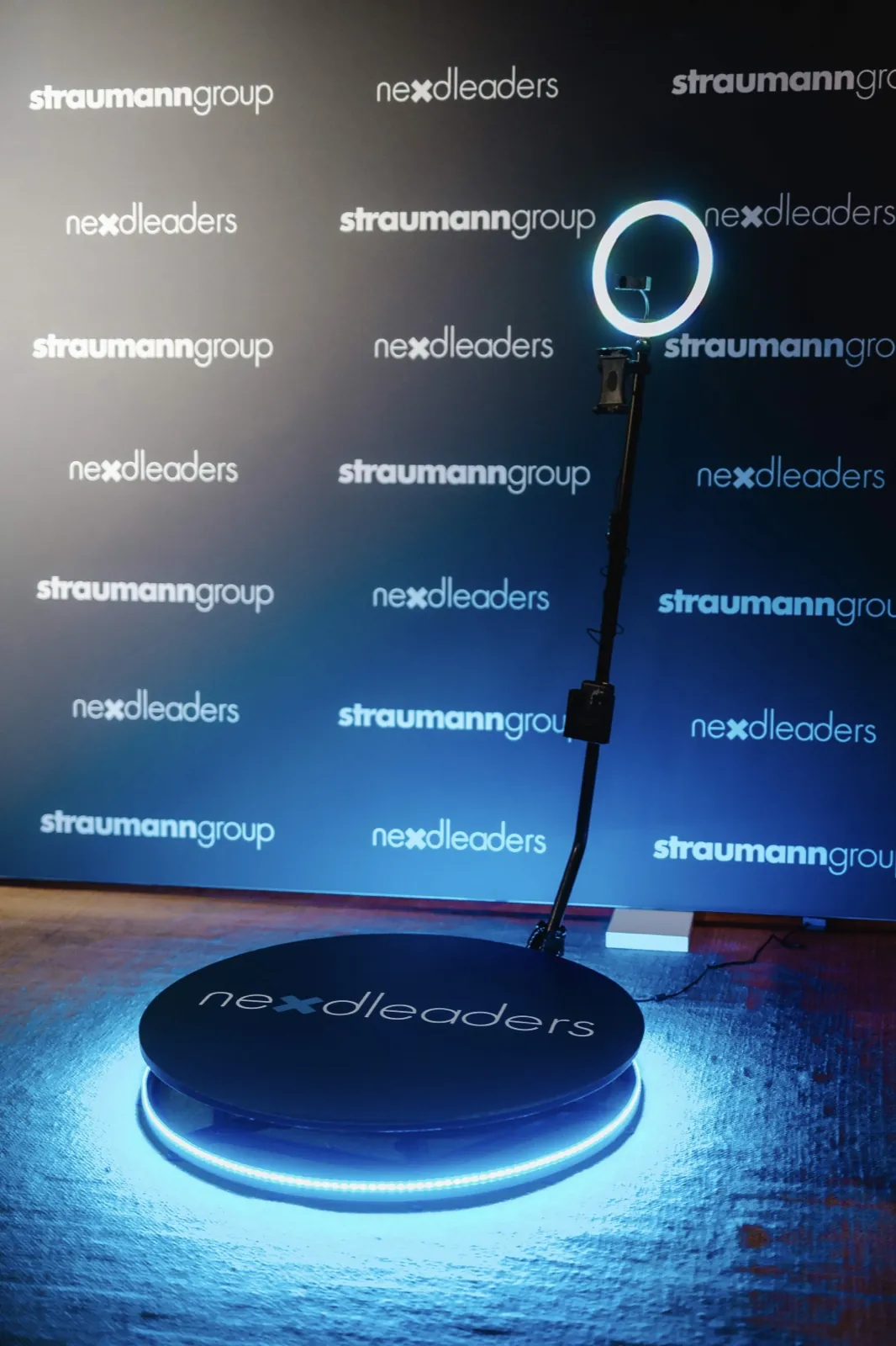 Eine 360-Grad-Fotokabine mit Ringlicht vor einer Sponsorenwand bei einer Firmenveranstaltung — nexdleaders in Frankfurt