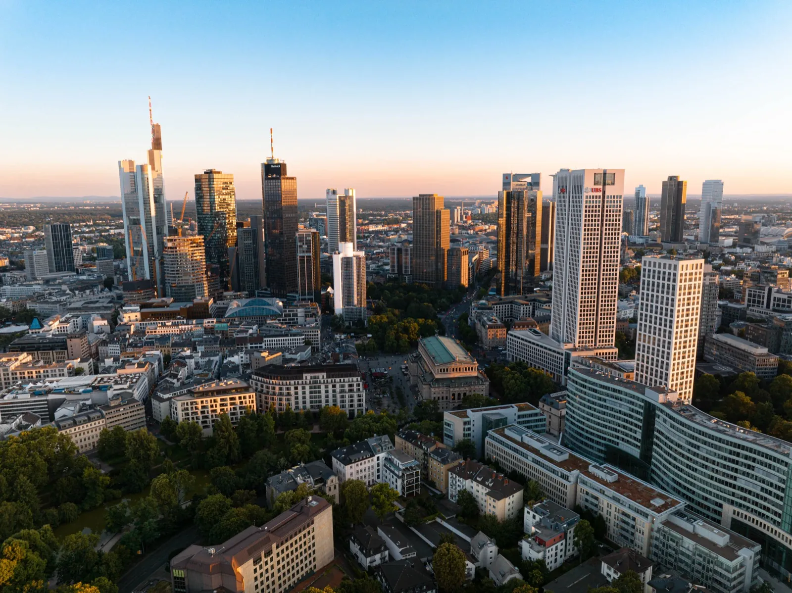 Eine Drohnenaufnahme der Frankfurter Skyline im warmen Abendlicht — Frankfurt am Main